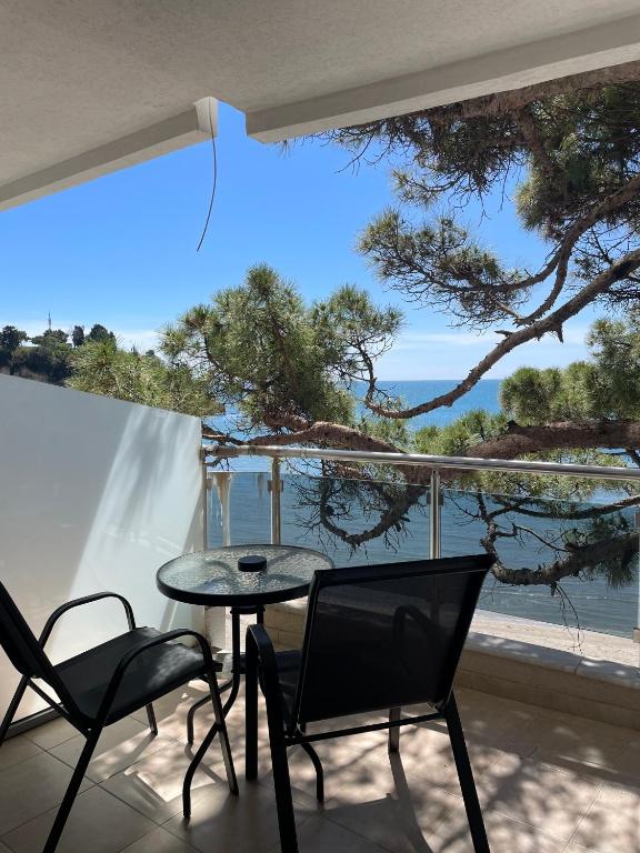 Taras pokoju w Hotelu Vue Mer — stolik i krzesła nad brzegiem morza